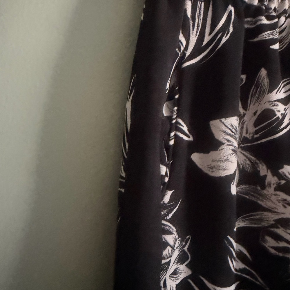 White House Black Market Black and Ivory Floral Tropical ankle pants size L - Picture 5 of 11